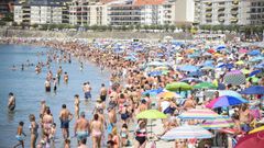 Ba�istas pasean por la orilla en la playa de Silgar, Sanxenxo, en agosto
