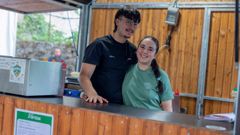 Jos� Antonio Borjas y Thain� Cordeiro, con su puesto de V�rzea A�a�, en la Feira do Vi�o de Monterrei.