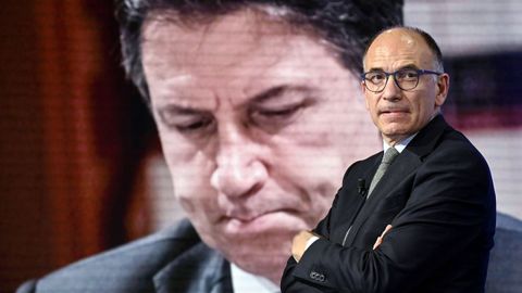 El lder del PD, Enrico Letta, durante un programa de televisin, con una imagen al fondo del lder del M5E, Giuseppe Conte