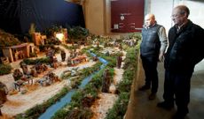 Jos� Uzal, el propietario, y Jes�s Pereira, colocaron el bel�n de San Fiz