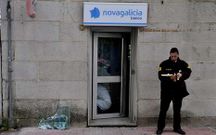 El asalto caus� da�os en la entrada de la oficina.