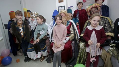 Sus majestades los Reyes Magos de Oriente visitaron la delegacin de La Voz de Galicia en Pontevedra