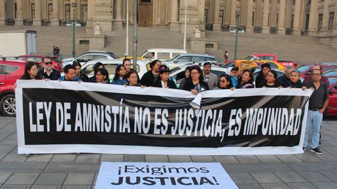 Manifestación contra la ley de amnistía ante el Palacio de Justicia de Lima.