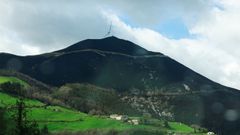 Una turbina elica en un monte quemado por los incendios en Asturias