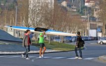 <span lang= es-es >Zona limitada a 30 kil�metros</span>. Como el resto del casco urbano de Pontevedra, la velocidad en la avenida de Bos Aires est� restringida. Es una circunstancia que investiga la Polic�a Local. 