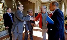 Manuel Ni�o saluda a Mosquera en presencia del subdelegado del Gobierno, Antonio Coello.