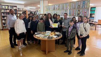 La edila Nucha Bri�n y el bibliotecario Xo�n Fern�ndez le entregaron el premio a Sabela, que estuvo rodeada de compa�eros.