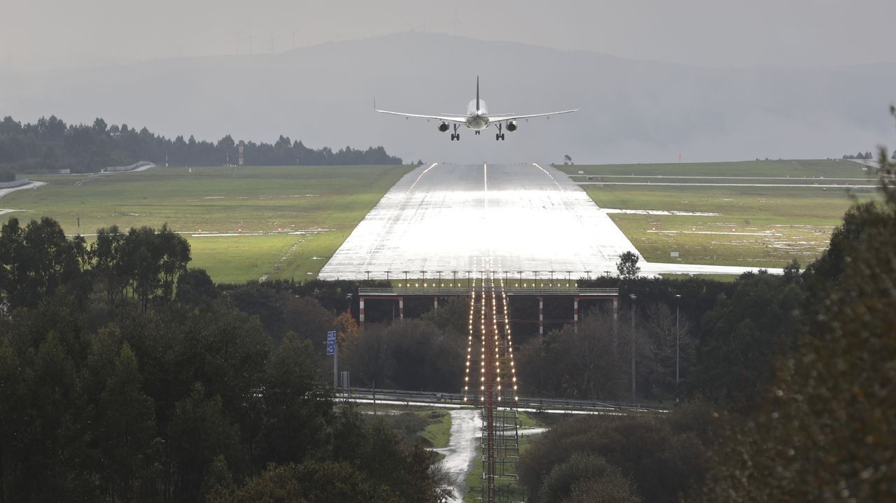Aena asfalta los aeropuertos del norte con distinto criterio: de los cero días cerrados en Bilbao a los 35 de Santiago