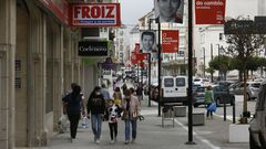 Protegidos con mascarillas, viandantes por una calle de Foz el pasado d�a 10