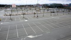 Aparcamiento del centro comercial As Termas vac�o de coches