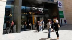 La entrada con puerta giratoria de Marineda City