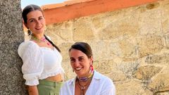 Antía (de pie) y Andrea Calvo (sentada), fundadoras de Elas Collection, con los pendientes de su última colección, «Retranca».