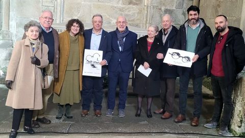 O acto de peche do Ano Castelao contou cunha ampla representaci�n rianxeira. De esquerda a dereita: Mar�a Luisa Prada, Ram�n Dios, Goretti Sanmart�n (alcaldesa de Santiago), Xusto Ord��ez, Miguel Anxo Seixas, Carme Garc�a, Xos� Bravo, �scar Rial e David Cuence.