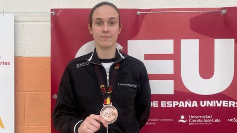 Aitana Fari�a, del Maniotas, con su medalla de bronce.