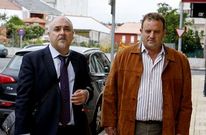 Fidel Miramontes (derecha) entra en el juzgado acompa�ado por su abogado, Fern�ndez Pombo. 