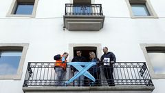 El comit� de Alcoa en San Cibrao est� llenando los concellos de A Mari�a de lazos azules para llamar la atenci�n sobre la crisis de la aluminera por el alto precio el�ctrico