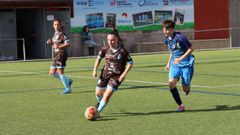Carla García, conduciendo el balón en el choque de la EFM Concello de Boiro contra el Friol.