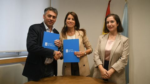 Avelino Pazos y Mar�a Mart�nez Allegue, tras la firma del convenio, a la que tambi�n asisti� la jefa territorial de la Conseller�a.