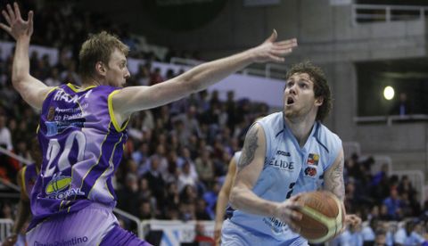 Van Wijk mira el aro ante Hampl en el duelo contra el Palencia en el Pazo. 