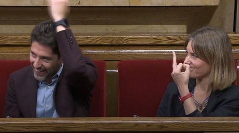 Albiach hace una peineta a Ignacio Garriga en la sesi�n de control al Govern