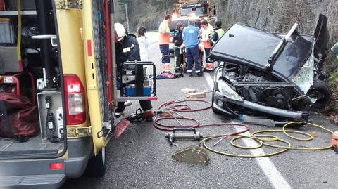 Los bomberos tuvieron que excarcelar a uno conductor implicado en un accidente en Bustiello.Los bomberos tuvieron que excarcelar a uno conductor implicado en un accidente en Bustiello