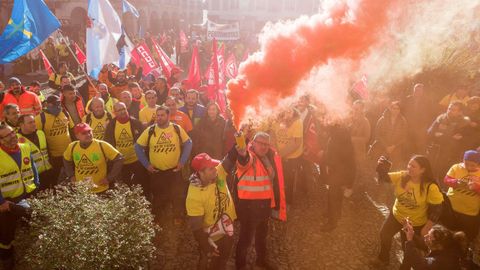 Trabajadores de Alcoa, durante la marcha que ha partido de Ribadeo (Lugo) y discurre por la carretera LU-642 para confluir en Vegadeo con los trabajadores que salen de Castropol (Asturias) en una nueva acci�n com�n como medida de protesta tras los anunciados cierres de las plantas de la multinacional del aluminio situadas en Avil�s y en A Coru�a.