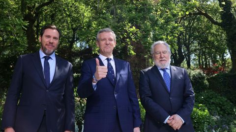 El presidente Alfonso Rueda, rodeado del presidente del Parlamento gallego, Miguel ngel Santalice, y el ministro de Transporte, scar Puente