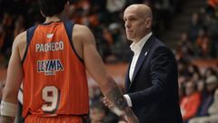 Carles Marco da instrucciones a Caio Pacheco durante el partido ante el Cantabria.