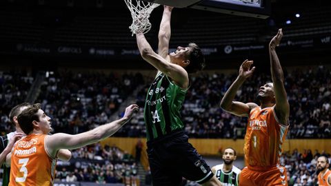 Diego Niebla en el momento en el que anot&oacute; su primera canasta en ACB frente al Valencia Basket. 