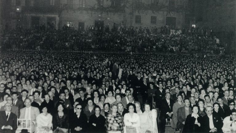 Imaxe da Praza da Quintana o 25 de xullo de 1961 con motivo da estrea en Galicia de �Os vellos non deben de namorarse�, de Castelao