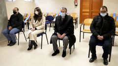 Alfonso Barcia Raposo, segundo por la derecha, junto a su hija y a los otros dos acusados que fueron absueltos al retirar la acusaci�n la Uni�n de Artesanos