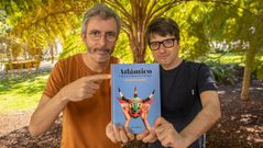 Xoel L�pez y Javier Becerra mostrando la portada del libro  Atl�ntico .