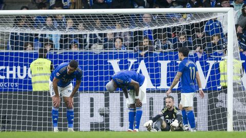 Los jugadores del Real Oviedo se lamentan tras el gol del Atl�tico de Madrid