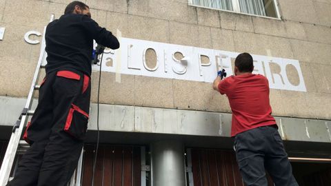 Colocaci�n del r�tulo con el nombre de Lois Pereiro, en abril del 2015