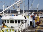 La tripulaci�n descarg� el pescado, inservible al inundarse la nevera.