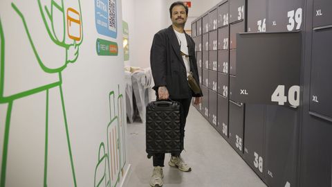 El coru��s Quique Cruzado abre hoy en la Estrecha de San Andr�s Locker in the city, un local que funciona 24 horas como consigna con taquillas de diferentes tama�os para que los turistas puedan dejar sus pertenencias.