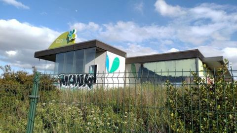 Exterior de la oficina y terrenos de la promoci�n de EcoJove