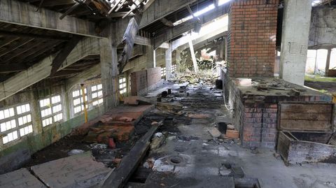 Escombros bajo el tejado de uno de los edificios de la fbrica de Cermicas El Castelo