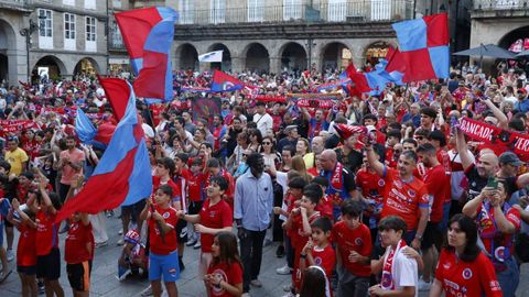 Aficionados de la UD Ourense esperan en la Plaza Mayor a que finalicen las recepciones institucionales.