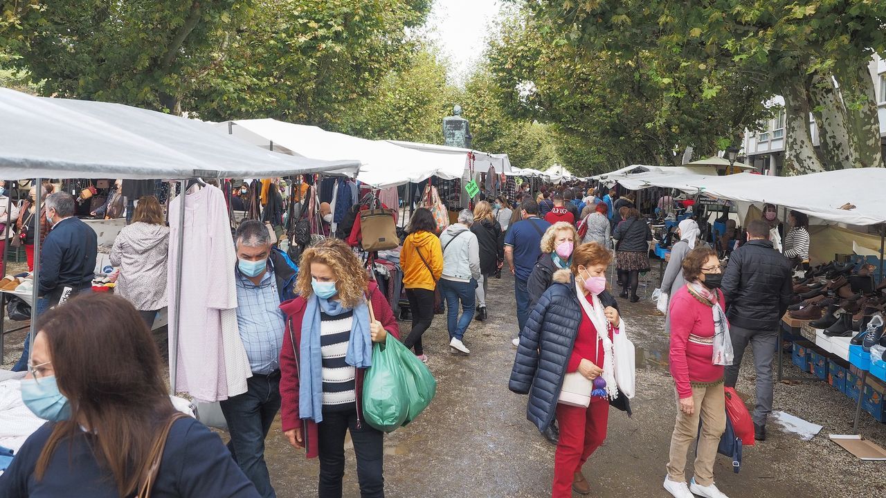 Gente disfrutando y paseando por el mercadillo de Padrón