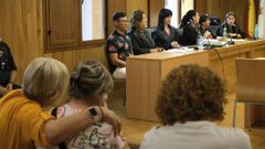 Familiares de Cristina, abrazándose entre el público al ir escuchando el veredicto, con el acusado, José Valencia, sentado junto a su abogada