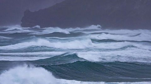 Fuerte oleaje en la playa de O Rostro, en Fisterra