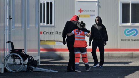 Servicios de emergencias, atendiendo a inmigrantes, en una imagen de archivo.