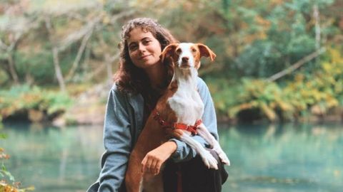 Candela junto a Hazel, la primera perra que cuidó