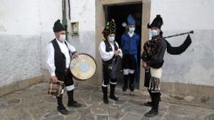 M�sicos delante de la iglesia de A R�goa, tras la misa de las fiestas del pasado a�o