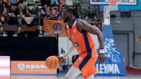 Mus Barro maneja el bal�n en un partido en el Coliseum.