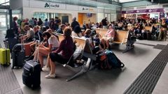 Pasajeros esperando noticias en la estacin de tren de Santiago ante la anulacin de viajes.