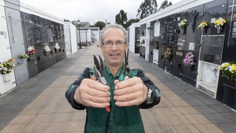 Antonio Varela (Razo, 63 a�os) trabaja en el cementerio municipal de Carballo desde hace nueve a�os.