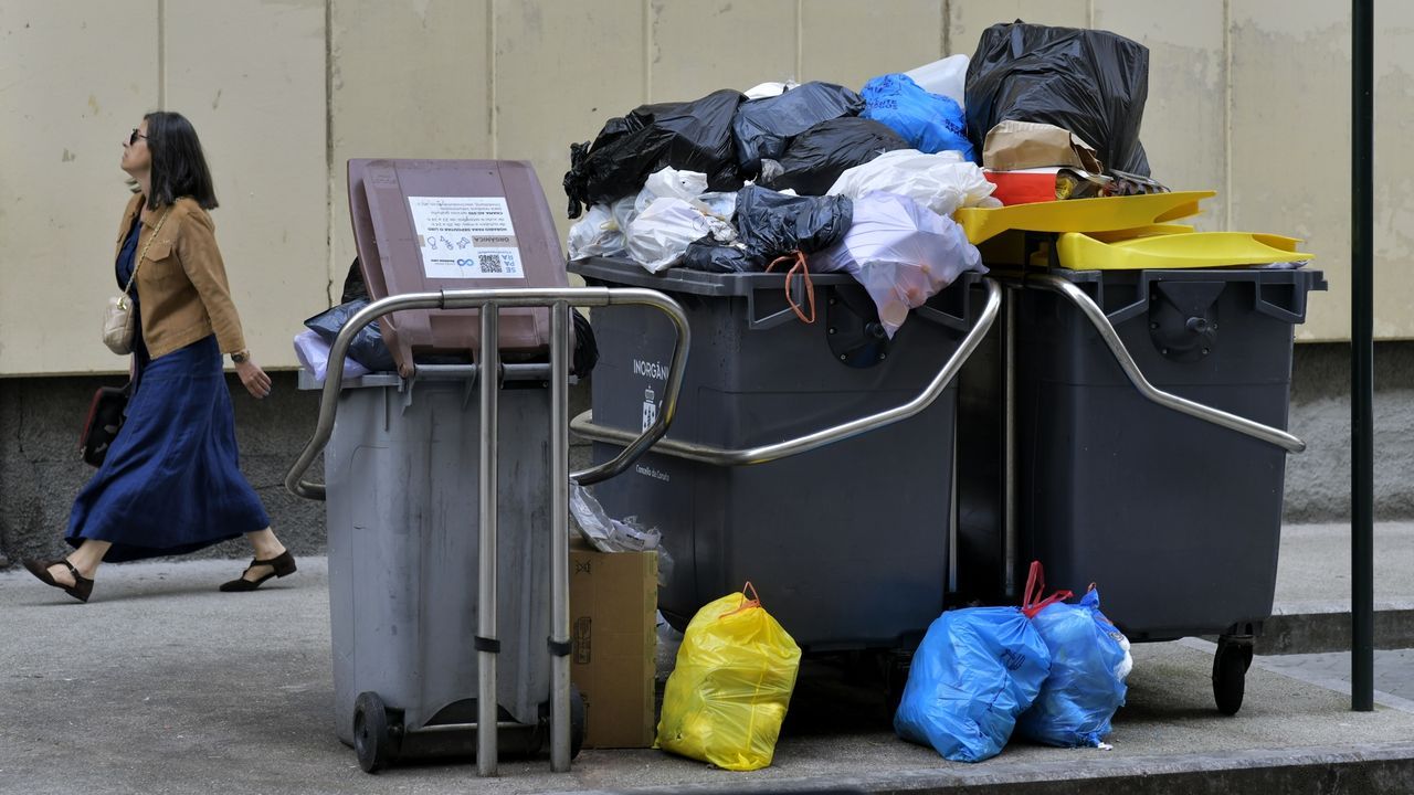 La basura se vuelve a amontonar en A Coruña ante una nueva huelga en el ...