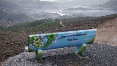 Vista del valle del río Miño desde el banco en un mirador en Toén.